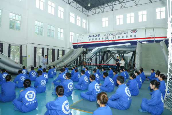 西南航院空中乘务教育培训服务通过“AAAAA”等级认证评审，全国首家荣获该等级的职业院校